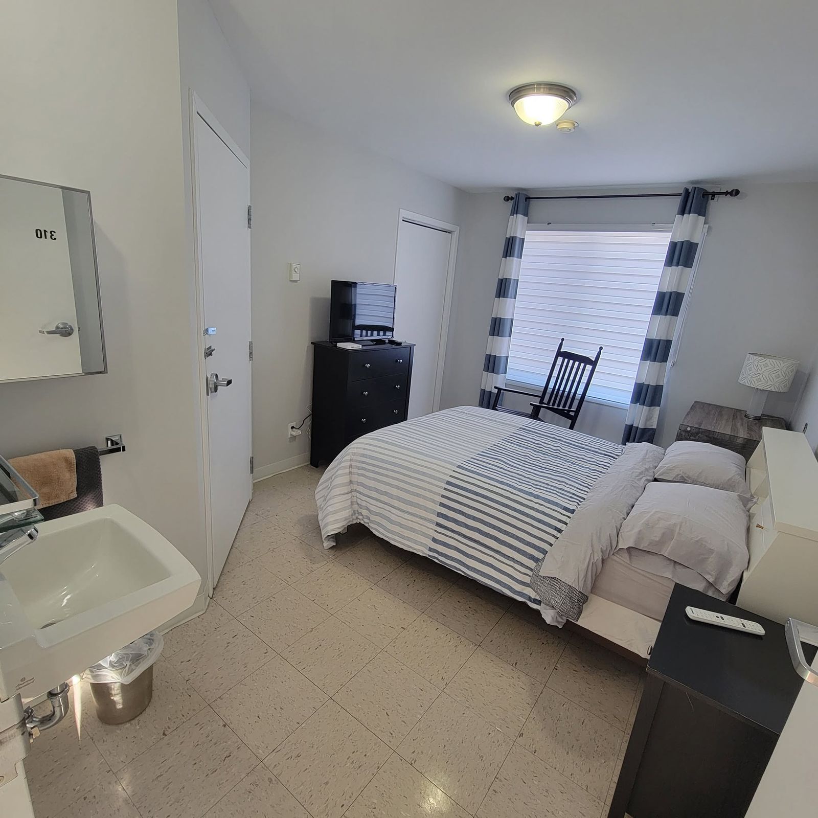 Chambre confortable avec chaise berçante, Sept-Îles