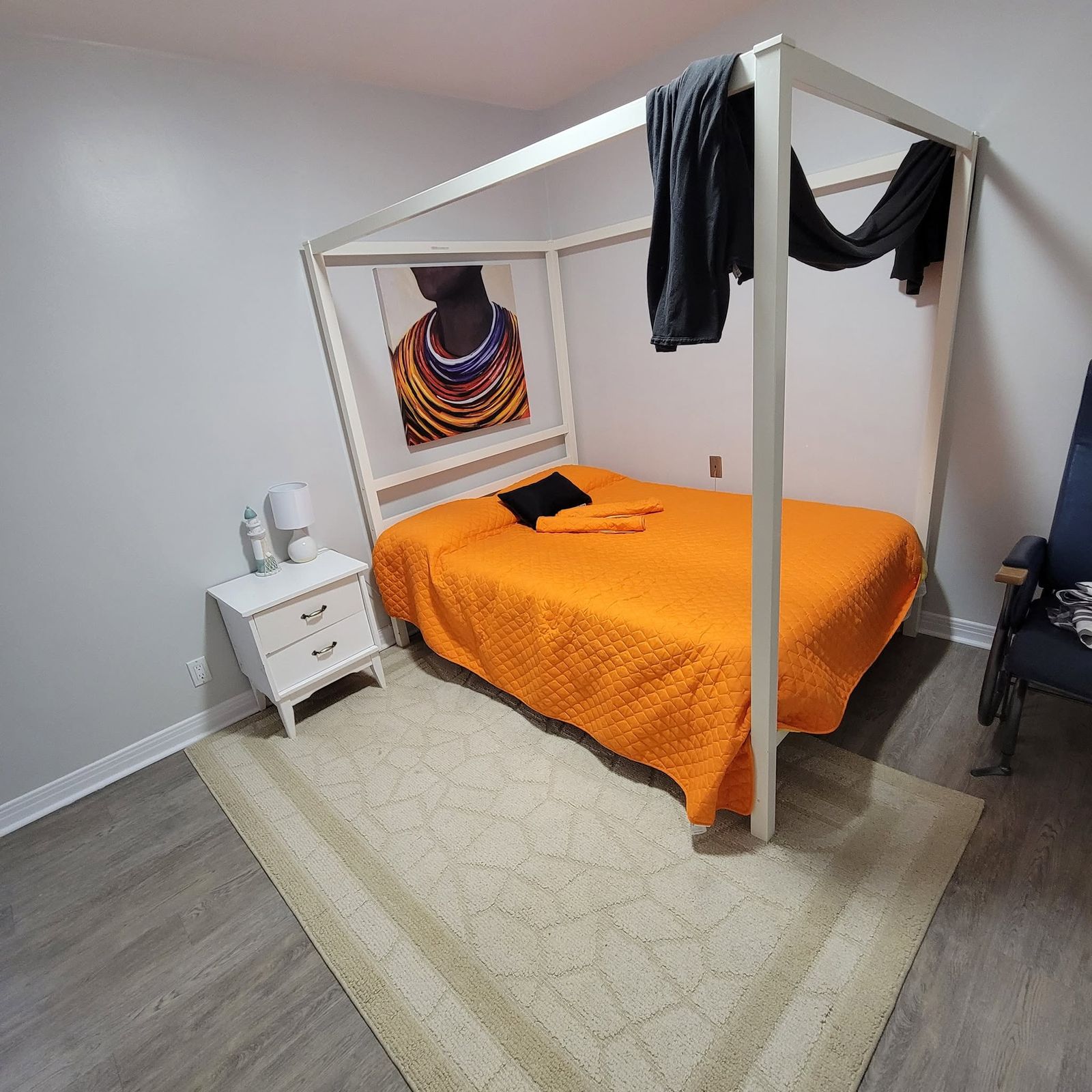 Chambre avec lit à baldaquin, décor coloré, Sept-Îles