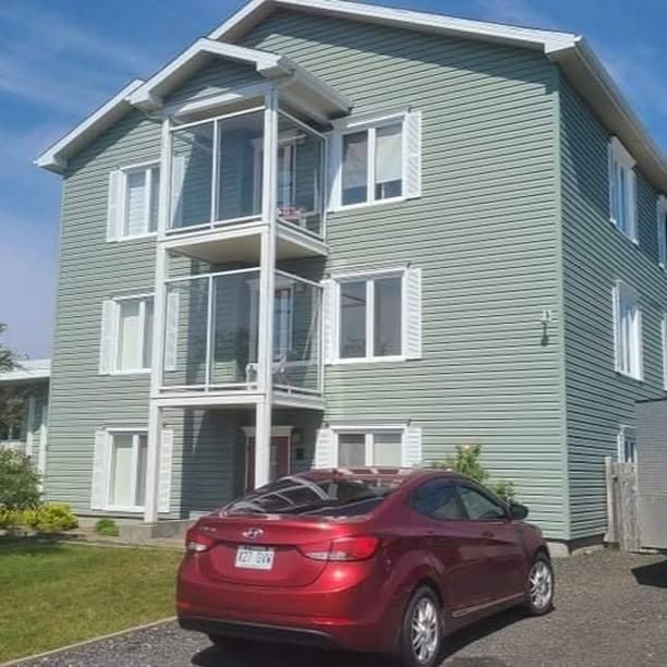 Façade de l'Auberge Résidence Nordique avec balcon vitré, Sept-Îles