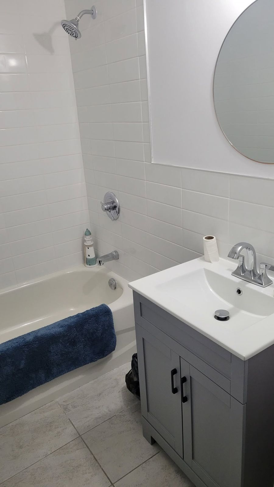 Salle de bain avec baignoire et douche, Sept-Îles